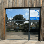 Photo d'une porte vitrée recouverte d'un film solaire